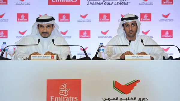 	الشيخ ماجد المعلا نائب رئيس أول طيران الإمارات لدائرة العمليات التجارية، وسهيل العريفي المدير التنفيذي للجنة دوري المحترفين خلال المؤتمر الصحافي
