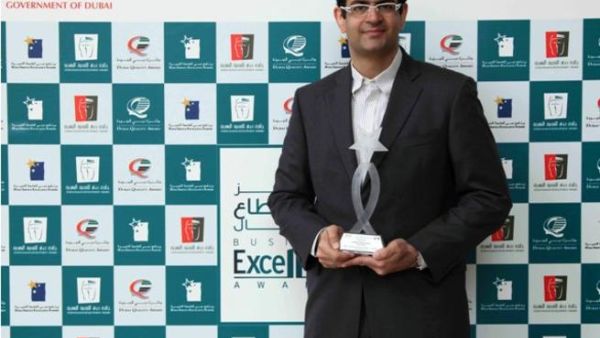 Ashish Panjabi, Jacky's Electronics COO receiving the Best Service Performance Outlet Electronics Category Ashish Panjabi, Jacky's Electronics COO receiving the Best Service Performance Outlet Electronics Category