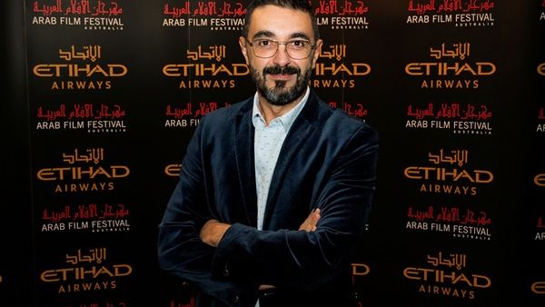 يظهر في الصورة أسد فولادكار، مخرج فيلم "بالحلال" خلال الليلة الافتتاحية لمهرجان الأفلام العربية في أستراليا الذي يُقام في مدينة سيدني