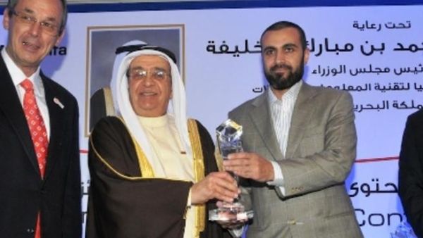 Shadi Hasan, CEO of Flagship Projects, receiving the award from Shaikh Mohammed Bin Mubarak Al Khalifa