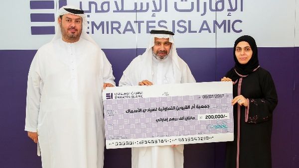 سلمت عواطف الهرمودي، مدير عام الإدارة التنفيذية في "الإمارات الإسلامي"، شيكاً بمبلغ التبرع المقدم من صندوق الإمارات الإسلامي الخيري إلى حسين الهاجري، رئيس مجلس إدارة جمعية أم القيوين التعاونية لصيادي الأسماك، بمقر المصرف في دبي. سلمت عواطف الهرمودي، مدير عام الإدارة التنفيذية في "الإمارات الإسلامي"، شيكاً بمبلغ التبرع المقدم من صندوق الإمارات الإسلامي الخيري إلى حسين الهاجري، رئيس مجلس إدارة جمعية أم القيوين التعاونية لصيادي الأسماك، بمقر المصرف في دبي.