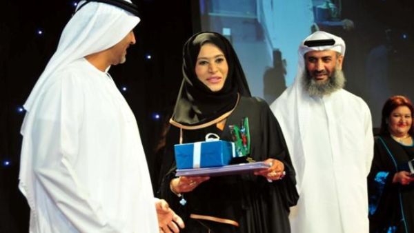 عائشة البلوشي، مدير إدارة تميز الأعمال ورئيس قسم الموارد البشرية بالإنابة في مجموعة دبي للعقارات تتسلم الجائزة