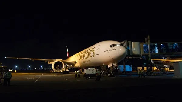 	طائرة البوينج 777-300ER في مطار "أي غوستي نورا راي الدولي" مدشنة خدمة طيران الإمارات اليومية إلى جزيرة بالي