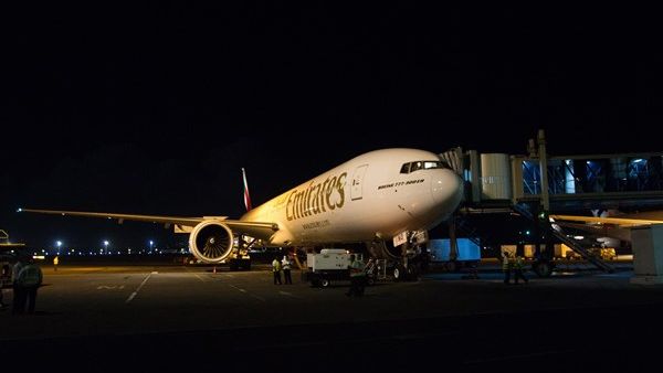 	طائرة البوينج 777-300ER في مطار "أي غوستي نورا راي الدولي" مدشنة خدمة طيران الإمارات اليومية إلى جزيرة بالي