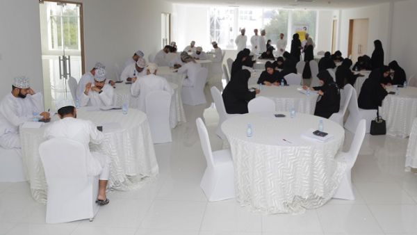 خلال زيارة مجموعة من الخريجين العُمانيين في بنك نزوى. خلال زيارة مجموعة من الخريجين العُمانيين في بنك نزوى.
