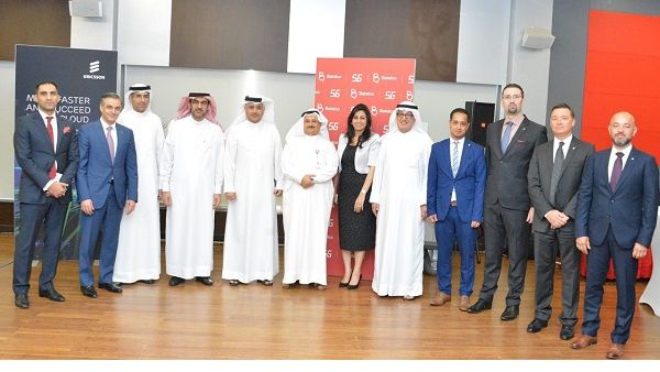 سعادة المهندس كمال بن أحمد محمد وزير المواصلات والاتصالات، رئيس مجلس إدارة بتلكو الشيخ محمد بن خليفة آل خليفة ومسئولون من شركة بتلكو، الحكومة الإلكترونية وإريكسون.