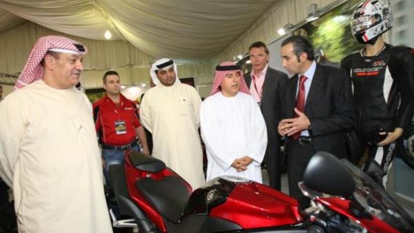 ابراهيم عبد الملك، الأمين العام للهيئة العامة للشباب والرياضة، وابراهيم صالح، المنسق العام للمهرجانات ونائب المدير التنفيذي لمؤسسة دبي للفعاليات والترويج التجاري خلال زيارتهما لمعرض الخليج للدراجات النارية