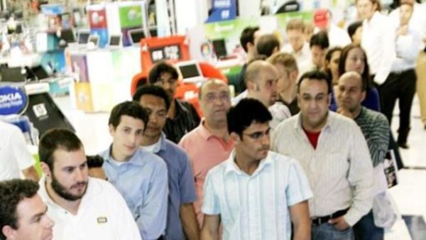 Buyers queue up at the Jumbo Electronics in the Mall of the Emirates Buyers queue up at the Jumbo Electronics in the Mall of the Emirates