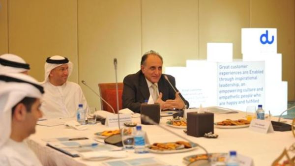 محمد الغانم، المدير العام لهيئة تنظيم الاتصالات، المتحدث الرئيسي في الدورة الثانية لمنتدى المجلس الاستشاري لعملاء دو، وعثمان سلطان، الرئيس التنفيذي لـ دو