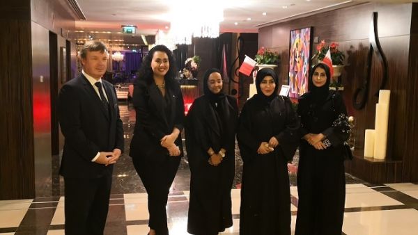 سلط المعرض الضوء على المواهب والإبداعات القطرية من خلال لوحات الفنانات، والتي عكست فيض المشاعر المنبثق من حب الوطن سلط المعرض الضوء على المواهب والإبداعات القطرية من خلال لوحات الفنانات، والتي عكست فيض المشاعر المنبثق من حب الوطن