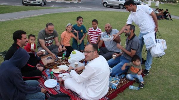 قام فريق عمل من فندق سيتي سنتر روتانا الدوحة، بتوزيع وجبات خلال موعد الإفطار على الصائمين.