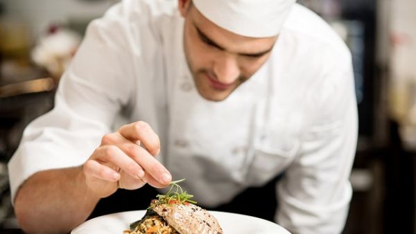 يكشف عرض الفندق لتقديم الطعام مفهوماً فريداً يتضمن كافة أنواع المأكولات التي يمكن أن تشملها القائمة من الألف إلى الياء.
