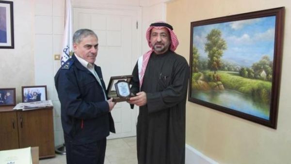 أحمد بطي أحمد، يتبادل الهدايا التذكارية مع مدير عام الجمارك الأردنية، اللواء غالب قاسم الصرايرة