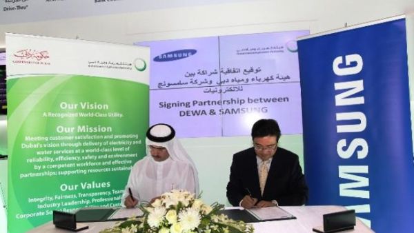 Saeed Mohammed Al Tayer, MD & CEO of DEWA and Young Soo Kim, President of Samsung Gulf Electronics during the signing Saeed Mohammed Al Tayer, MD & CEO of DEWA and Young Soo Kim, President of Samsung Gulf Electronics during the signing