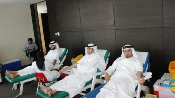 موظفون في دبي للعقارات خلال التبرع بالدم