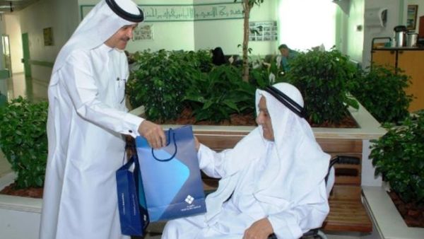 قام أعضاء الوفد بتقديم الهدايا التذكارية إلى نزلاء النادي تقديراً لعطاءاتهم وإسهاماتهم القيمة في سبيل تحقيق المنفعة العامة لأبناء المجتمع قام أعضاء الوفد بتقديم الهدايا التذكارية إلى نزلاء النادي تقديراً لعطاءاتهم وإسهاماتهم القيمة في سبيل تحقيق المنفعة العامة لأبناء المجتمع