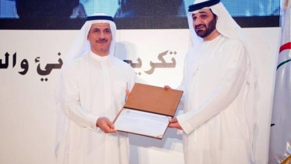 Sultan Al Mansouri, UAE Minister of Economy, presenting award to Mahmood Amin, CEO, Group Security and World Security Sultan Al Mansouri, UAE Minister of Economy, presenting award to Mahmood Amin, CEO, Group Security and World Security