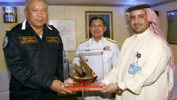 Tariq Bin Khalifa, Director Account Management, General Cargo, DP World - UAE Region, presenting the visiting naval officers with a plaque commemorating their visit Tariq Bin Khalifa, Director Account Management, General Cargo, DP World - UAE Region, presenting the visiting naval officers with a plaque commemorating their visit