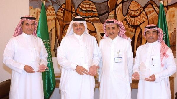 يأتي هذا التكريم في إطار دراسة شاملة أعدتها مؤسسة النقد لجميع البنوك المقدِمة لخدمة الصراف الآلي وإدارة النقد في المملكة لقياس كفاءات البنوك التشغيلية. يأتي هذا التكريم في إطار دراسة شاملة أعدتها مؤسسة النقد لجميع البنوك المقدِمة لخدمة الصراف الآلي وإدارة النقد في المملكة لقياس كفاءات البنوك التشغيلية.