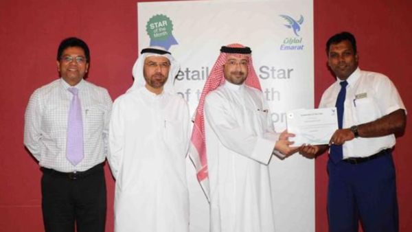 Abdulla Al Noman honors the Supervisor of the Year in the presence of Abdulraoof Abdulaziz 
