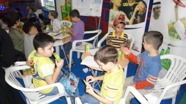 أطفال يلعبون في ركن مزارع العين في عالم مدهش