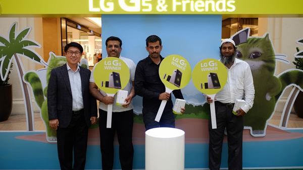 Mr Yong Geun Choi with the lucky winners from the LG G5 roadshow