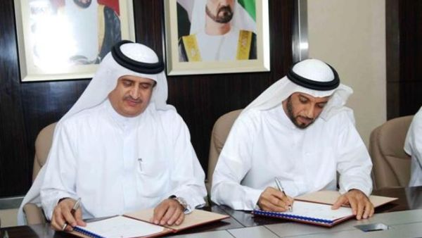 سعادة جمال ماجد بن ثنية، رئيس مجلس إدارة دبي التجارية، واللواء محمد أحمد المري، مدير الإدارة العامة للإقامة وشؤون الأجانب بدبي يوقعان مذكرة التفاهم سعادة جمال ماجد بن ثنية، رئيس مجلس إدارة دبي التجارية، واللواء محمد أحمد المري، مدير الإدارة العامة للإقامة وشؤون الأجانب بدبي يوقعان مذكرة التفاهم