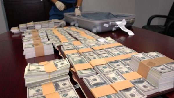 804 آلاف دولار مزيفة تم ضبطها في مطار دبي الدولي