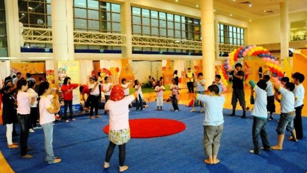 الأطفال وعائلاتهم خلال فعاليات وأنشطة نادي أصدقاء مدهش