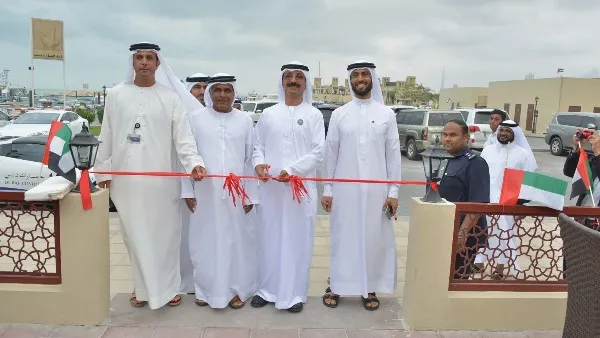 سعادة سلطان بن سليم والحضور خلال افتتاح المطعم السياحي في ميناء الصيد بأم سقيم 2