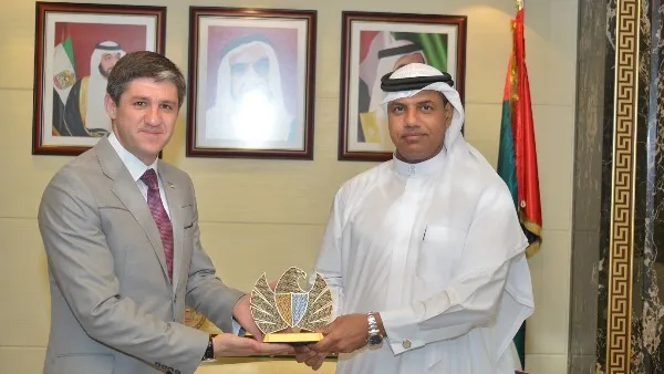 أحمد محبوب مصبح يقدم درع جمارك دبي هدية تذكارية لسعادة اوليكساندر بالانوتسا، القنصل العام لجمهورية أوكرانيا في دبي خلال اللقاء 