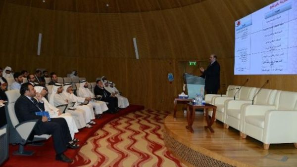 الدكتور زياد الكحلوت، مستشار الجودة والتميز، ببرنامج دبي للأداء الحكومي المتميز، أثناء تقديمه لورشة العمل الخاصة بفئة الجهة الحكومية المتميزة مالياً