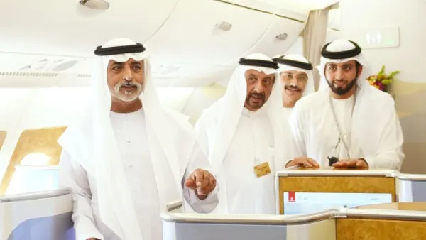 سمو الشيخ سيف بن زايد آل نهيان يتفقد الطائرة وبرفقته الشيخ ماجد المعلا.