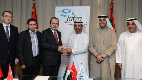 ابراهيم الجناحي وسعادة إرديم أوزان أثناء الاجتماع في المنطقة الحرة