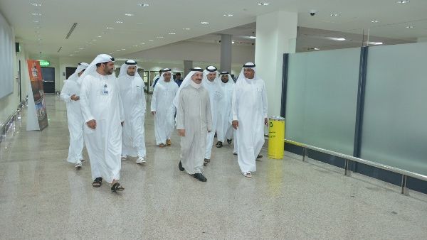 سعادة سلطان بن سليم خلال جولته بمبنى 2 بمطار دبي الدولي