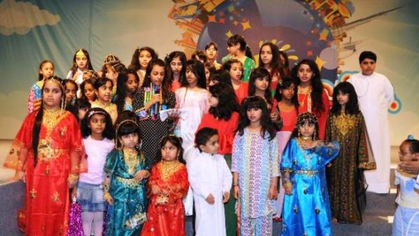 أطفال يحتفلون بحق الليلة في عالم مدهش