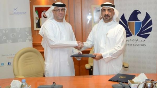 سعادة أحمد بطي، وسعادة محمد ناصر الغانم يتبادلان مذكرة التعاون بعد توقيعها أمس في جمارك دبي