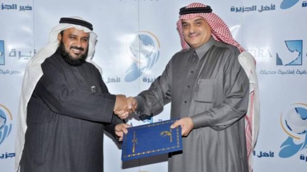 الأستاذ الحوشان والدكتور حميد الشايجي بعد توقيع لاتفاقية