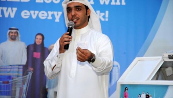 فهد عبد الله من الهند والذي يعمل في إحدى مصارف دبي يعرب عن سعادته بفوز سيارة الأسبوع الأول فهد عبد الله من الهند والذي يعمل في إحدى مصارف دبي يعرب عن سعادته بفوز سيارة الأسبوع الأول