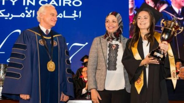 حصلت مشرف على درجة البكالوريوس في إدارة الأعمال من الجامعة الأمريكية بالقاهرة كما حصلت على كأس عمر محسن للإنجاز الرياضي لتمثيلها الجامعة بنجاح في البطولات المحلية والدولية. حصلت مشرف على درجة البكالوريوس في إدارة الأعمال من الجامعة الأمريكية بالقاهرة كما حصلت على كأس عمر محسن للإنجاز الرياضي لتمثيلها الجامعة بنجاح في البطولات المحلية والدولية.