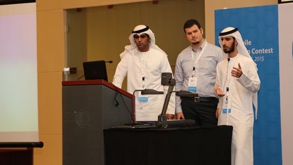 فريق علمي من طلبة الهندسة الكهربائية وهندسة الحاسوب بجامعة أبوظبي