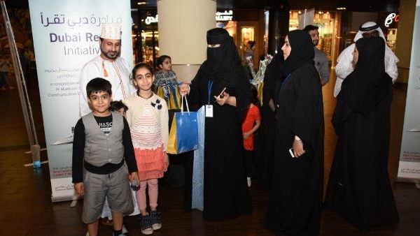 خلال توزيع الحقائب المعرفية على زوار مول دبي خلال توزيع الحقائب المعرفية على زوار مول دبي