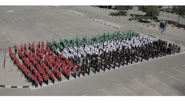 شارك أكثر من 600 طالب من مدرستي كويلا وجي اس اس الدولية تتراوح أعمارهم ما بين السابعة ولغاية الحادية عشر في تشكيل علم بشري بألوان زاهية. شارك أكثر من 600 طالب من مدرستي كويلا وجي اس اس الدولية تتراوح أعمارهم ما بين السابعة ولغاية الحادية عشر في تشكيل علم بشري بألوان زاهية.