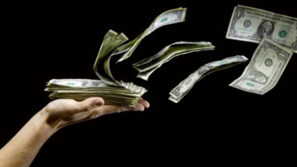 يواصل الدولار الأمريكي انزلاقه للأسبوع الثاني على التوالي