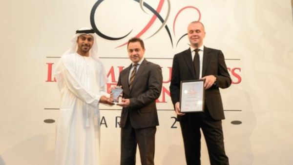 عدنان شلوان يستلم الجائزة عدنان شلوان يستلم الجائزة