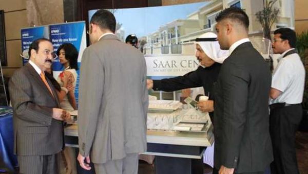 الدكتور ميرزا، وزير شؤون النفط والغاز البحريني، يتحدث مع ممثلين عن "سار سنترال"