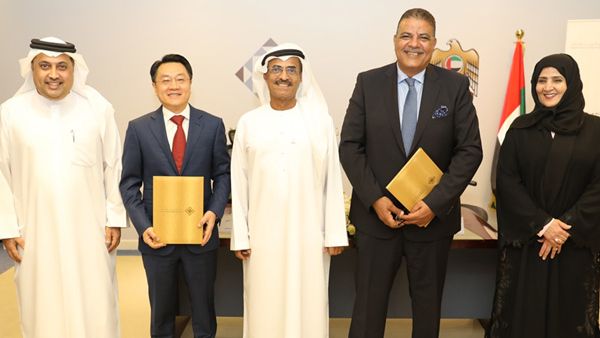 Dr Al Nuaimi with officials of the companies at the signing ceremony. Dr Al Nuaimi with officials of the companies at the signing ceremony.