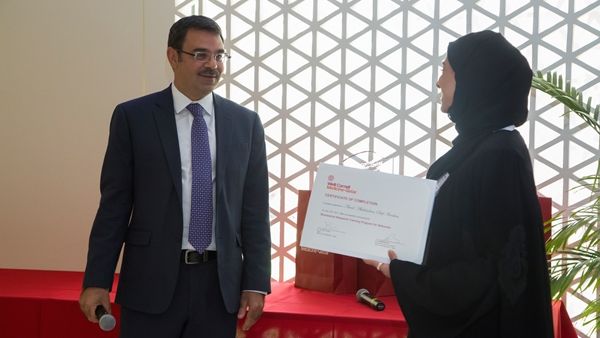 الدكتور خالد مشاقة، العميد المشارك لشؤون البحوث في وايل كورنيل للطب – قطر مع إحدى الباحثات بعد تسلمها شهادتها.