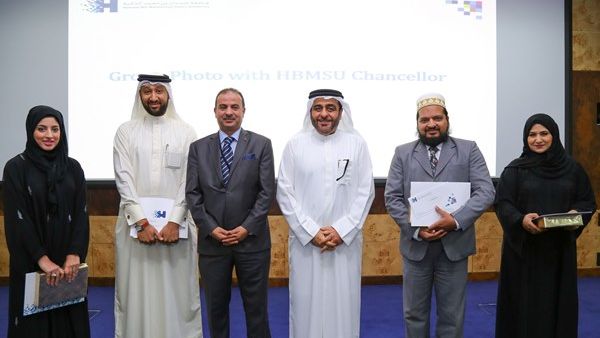 الدكتور منصور العور رئيس جامعة حمدان بن محمد الذكية مع الفائزين الدكتور منصور العور رئيس جامعة حمدان بن محمد الذكية مع الفائزين