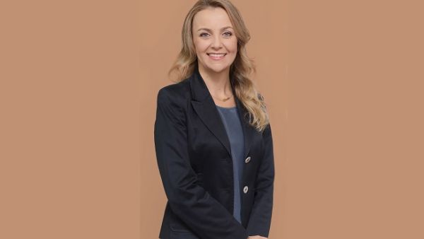 د. ساندرا فيورنتيني، أخصائية طب العيون في أمراض العين الخارجية وجفاف وحساسيات العيون.
